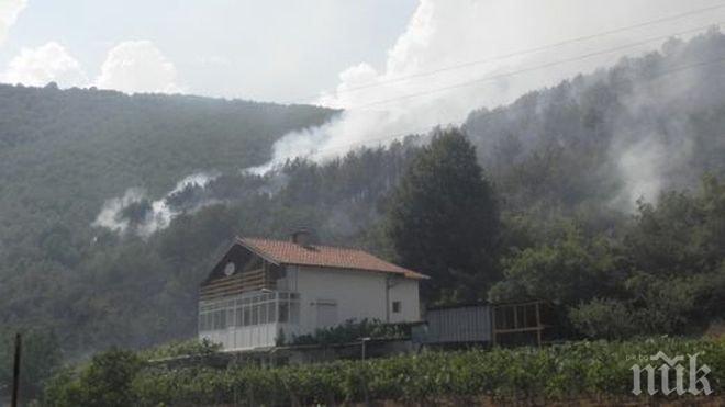ИЗВЪНРЕДНО! Огнен ад във вилна зона между Самоков и Боровец
