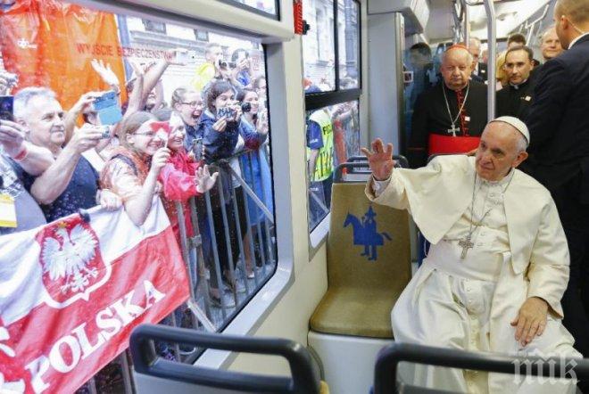 Франциск стана първият папа, който се вози на трамвай