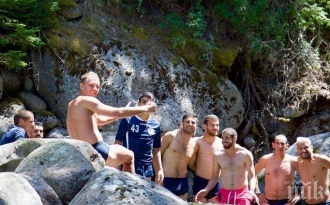 Кипърски футболисти катерят Пирин голи