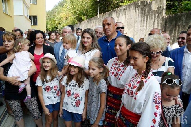 Премиерът за санирането: Хората, като видят добрите резултати, сами ще се включат в програмата (СНИМКИ)