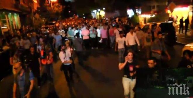 Криза в Ереван: Полицията и демонстранти влязоха в битка, чуват се изстрели