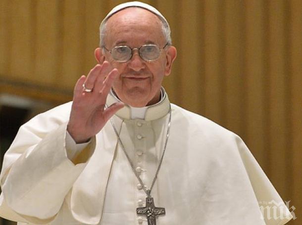 Папата се среща с оцелели в ада на Освиенцим, отдава почит на жертвите
