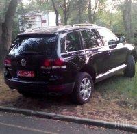 НАГЛОСТ НА МАКС! Кола с дипломатически номер гази тревата в Морската градина в Бургас