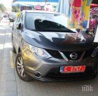 Скандал в Приморско! Дипломатически автомобил отне платено паркомясто на търговец