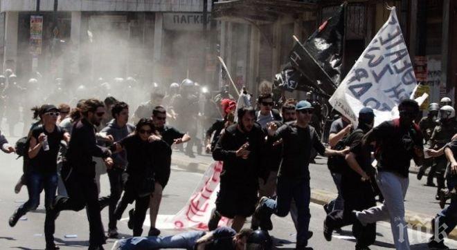 Задържа анархисти, нахлули на религиозна служба в Солун