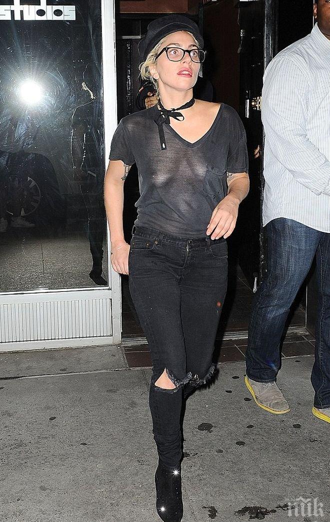ГОРЕЩО! Лейди Гага лъсна с прозрачно облекло и без бельо