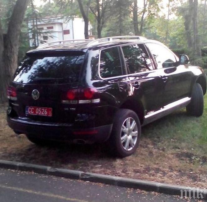 НАГЛОСТ НА МАКС! Кола с дипломатически номер гази тревата в Морската градина в Бургас