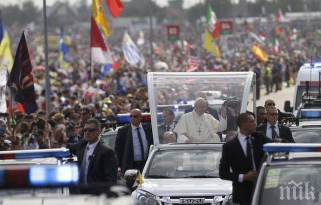 Модернизация:Папа Франциск призова младите да включат молитвата в „чатовете” си
