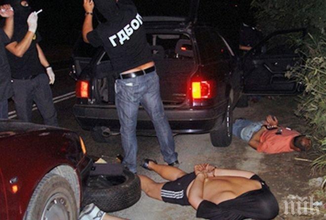 Бургаски дилъри натъпкаха Опел с дрога, арестуваха ги до баровска вилна зона