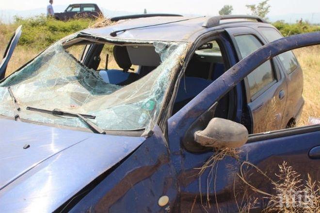 Жена излетя с автомобила си в крайпътна нива, размина се само с уплаха