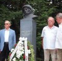 Космонавти положиха венци на паметника на Гагарин във Варна