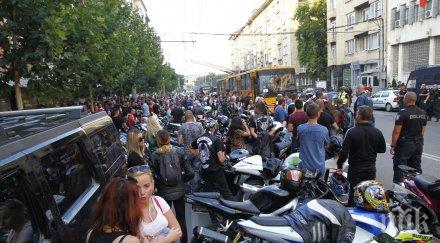 пик полиция жандармерия пазят бунта мотористите турското посолство стотици свещички грейнаха асфалта ексклузивни снимки