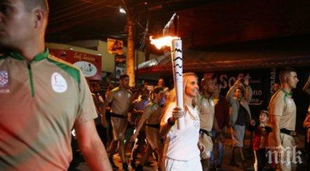 протести посрещнаха олимпийския огън рио