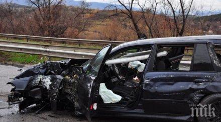 кърваво меле маказа мъж жена румъния загинаха дете оцеля чудо