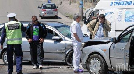 ново меле ломско шосе две коли нанизаха челно пострадал