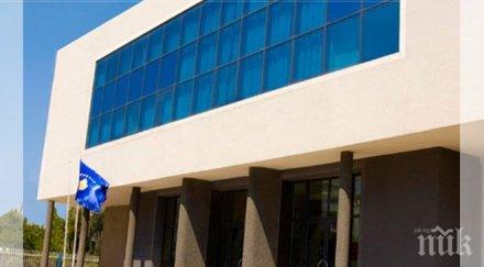 хвърлиха бомба косовския парламент