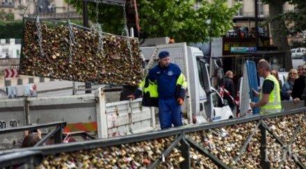 париж пак чисти любовните катинари мостовете сена