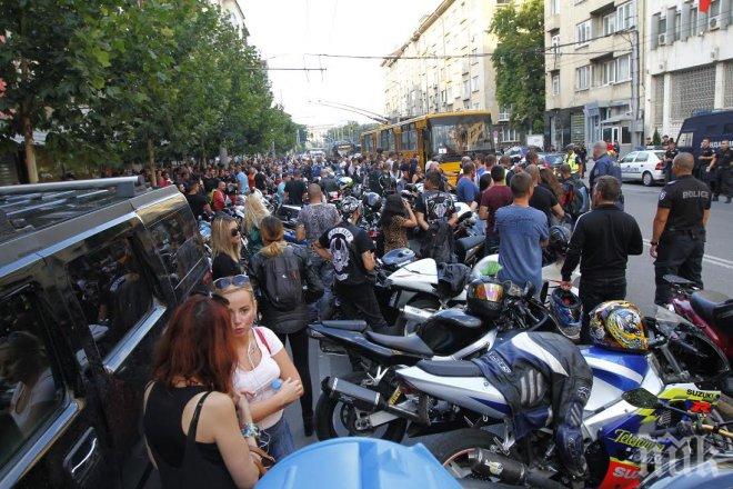 Само в ПИК! Полиция и жандармерия пазят бунта на мотористите пред турското посолство! Стотици свещички грейнаха на асфалта! (ЕКСКЛУЗИВНИ СНИМКИ)