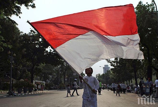 Ислямски активисти в Индонезия поискаха признаването на гей браковете за незаконни