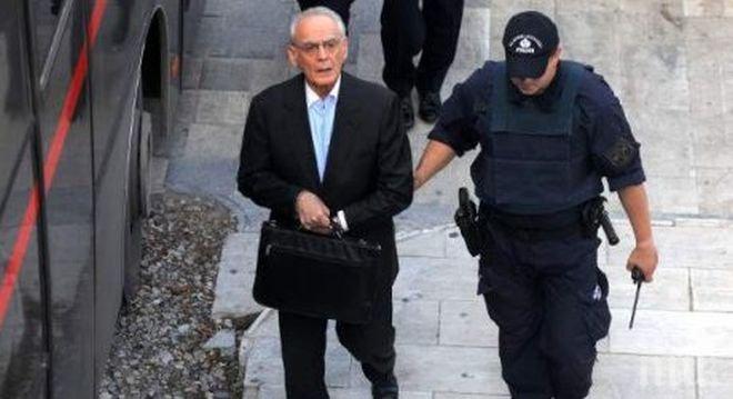 Пребиха бивш гръцки министър в затвора
