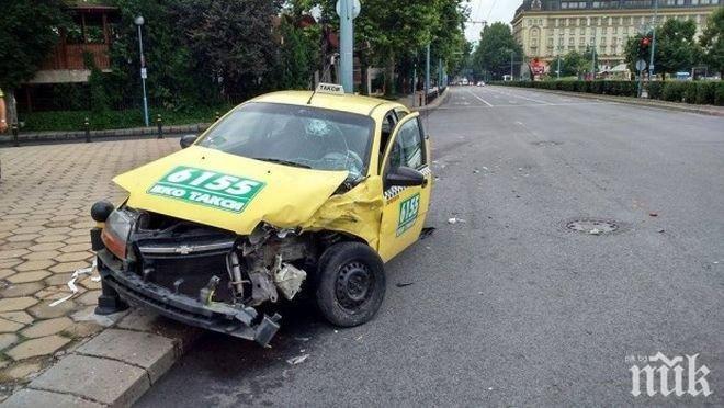 Камион с дърва е ударил такси по пътя Карлово – Баня
