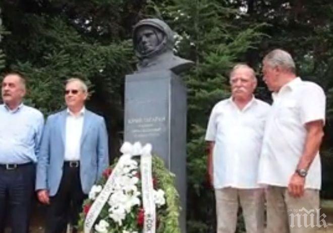 Космонавти положиха венци на паметника на Гагарин във Варна