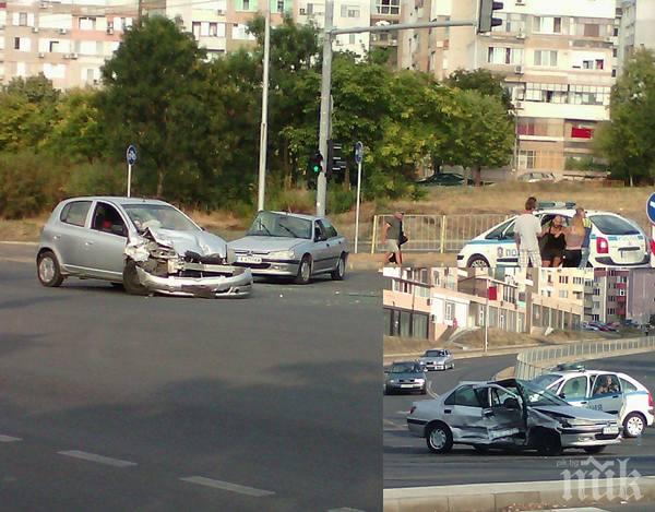 Тойота и пежо са помляха в Бургас и задръстиха движението