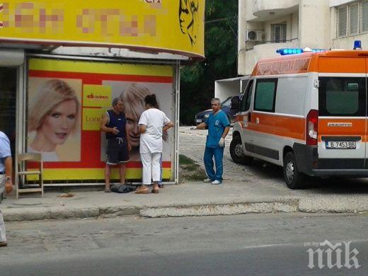 ИЗВЪНРЕДНО ОТ ВАРНА! Вой на сирени стресна хората на ул. Мир! Полиция и лекари откриха безжизнен мъж на тротоара