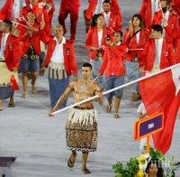 Олимпийският знаменосец на Тонга се превърна в интернет сензация 