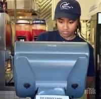 Малката дъщеря на Барак Обама започна работа в рибен ресторант