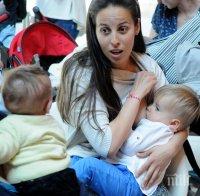 Майки ще кърмят бебетата си пред Летния театър в Бургас