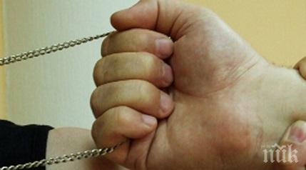 годишно момиченце шок момчета скъсаха златно синджирче врата