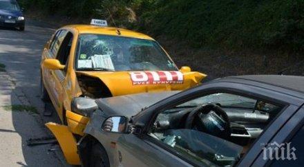кола удари челно такси русе ранени две деца години