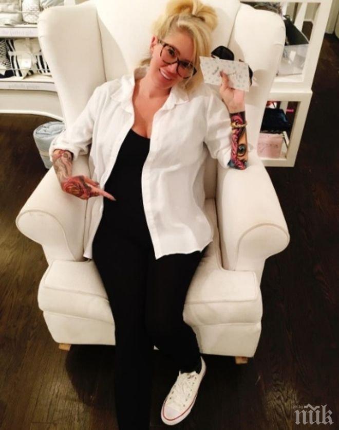 Кралицата на порното чака трето дете