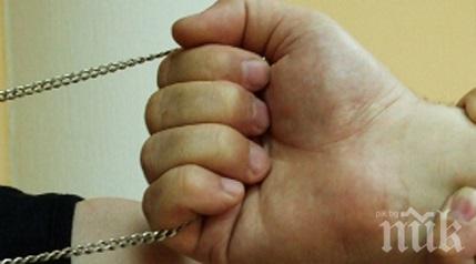 6-годишно момиченце в шок: Момчета скъсаха златно синджирче от врата му! 