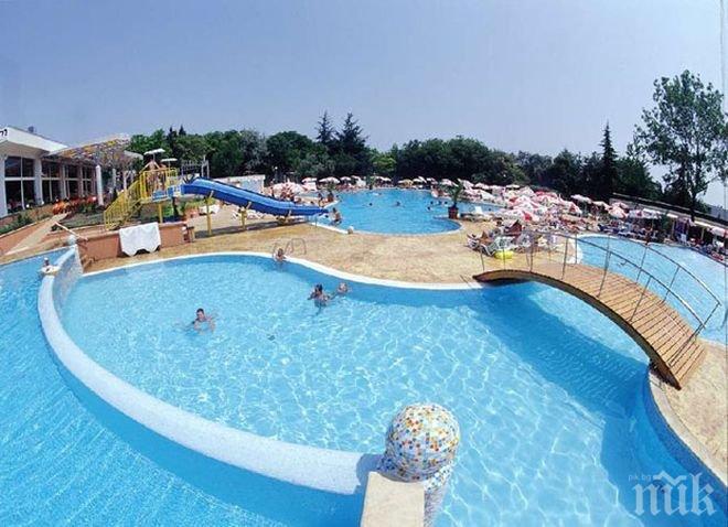 Турист бутна охранител в басейн след коктейл бомба
