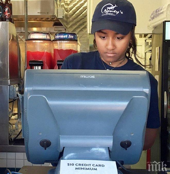 Малката дъщеря на Барак Обама започна работа в рибен ресторант