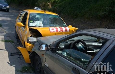 Кола удари челно такси в Русе! Ранени са две деца на 12 и 15 години