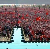 Шефът на турските въоръжени сили на митинга в Истанбул: Огранизаторите на пуча да се накажат най-строго