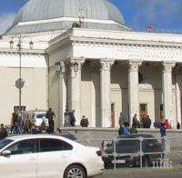 ШОК В МОСКВА! Полиция изхвърли припаднал пътник от метрото, той почина
