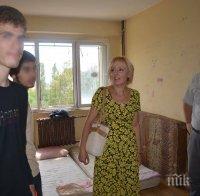 Позорен пиар! Мая Манолова ползва поста на омбудсман за реклама - гушка бежанци с жълта рокля и кръстче на врата (СНИМКИ) 