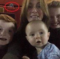 Жена си направи селфи с децата, вижте какво се появи на снимката ...