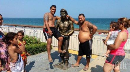 наглост роми гаврят паметник бургаски зевзек снимка