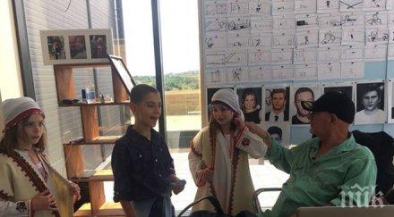 режисьорът бързи яростни облече щерките носии разлог