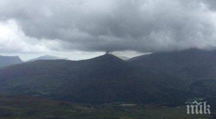 хеликоптер кралските ввс разби уелс триметрови пламъци вдигнаха небето снимка