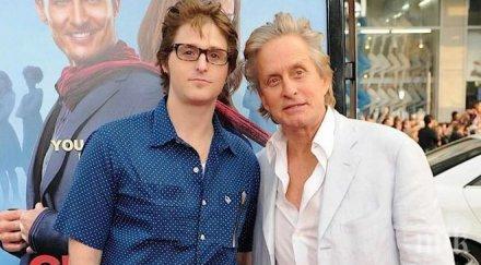 синът затворник майкъл дъглас става манекен