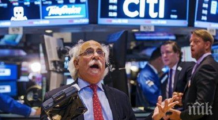 международни хедж фондове рейдъри атакуват фалиращи фирми гърция