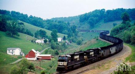 изключителен куриоз сащ товарен влак дерайлира влезе бар извън релси