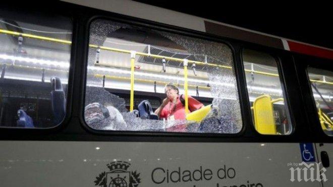 ИЗВЪНРЕДНО! Автобус с журналисти е попаднал под обстрел в Рио де Жанейро (СНИМКИ)