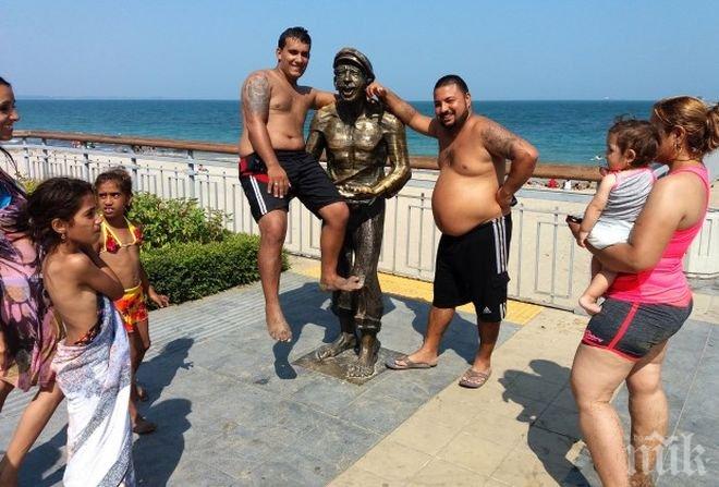 НАГЛОСТ! Роми се гаврят с паметник на бургаски зевзек (СНИМКА)